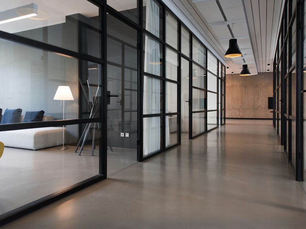 Couloir de bureaux vitrés après entretien